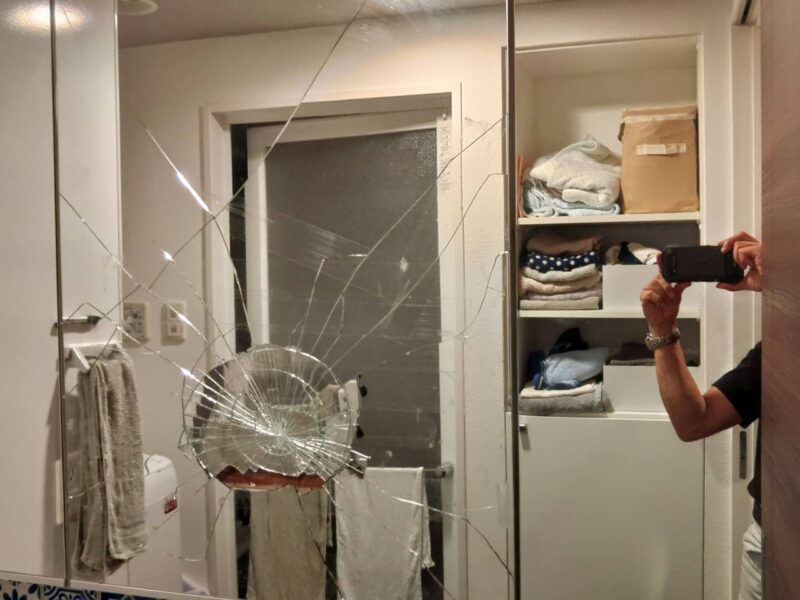 洗面台ミラーの交換