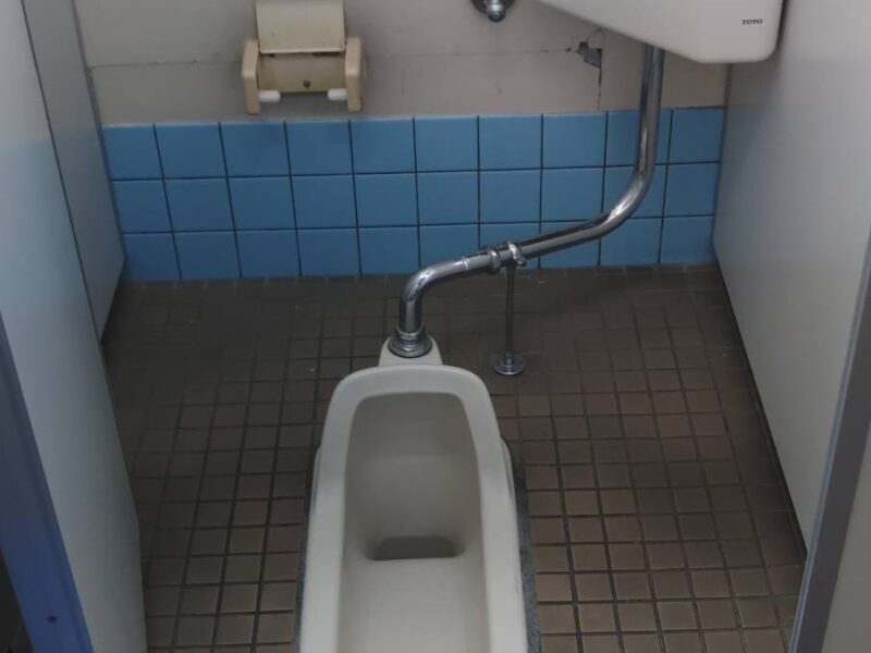工場のトイレリフォームの解体、配管仕込み、コンクリート打ち