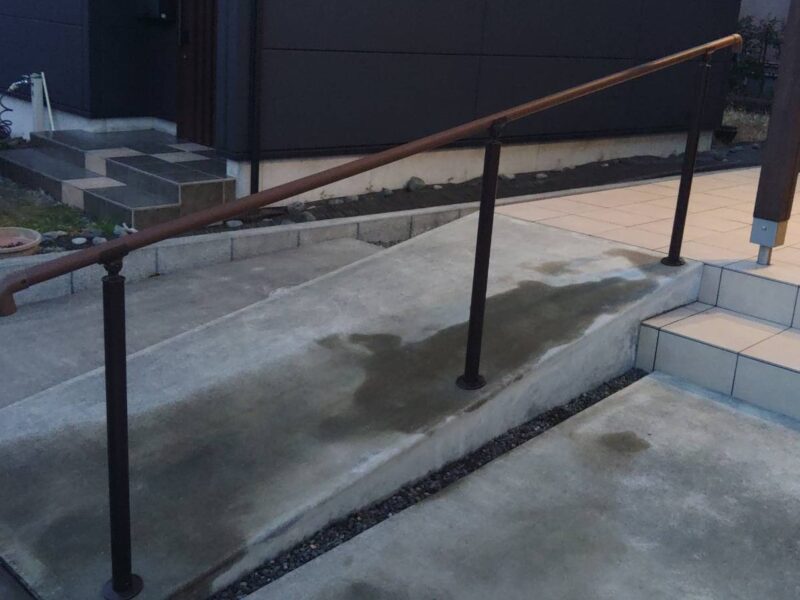 玄関の手すりの工事