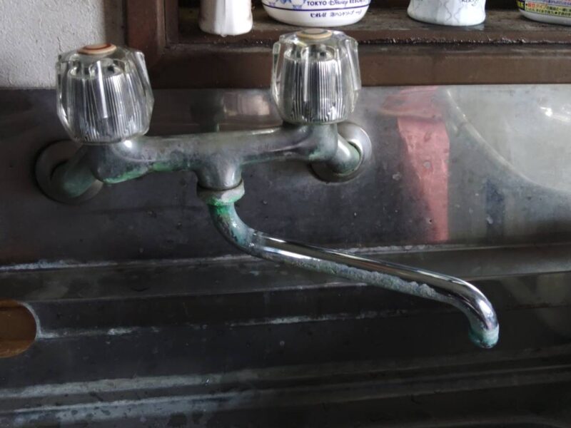 給湯室の壁水栓交換